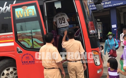 Video: CSGT cứu người đàn ông dân tộc Dao bị ngất bên đường