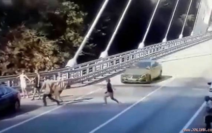 Khách du lịch cố chụp ảnh trên cầu bị ôtô đâm chết