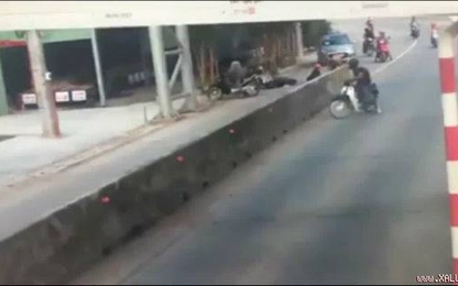 Clip: Mở cửa ẩu khiến đôi nam nữ ngã nhào, tài xế taxi bỏ chạy