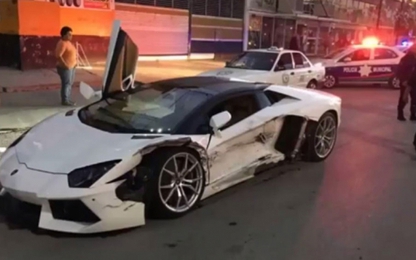 Taxi rẽ ẩu đâm móp siêu xe Lamborghini Aventador