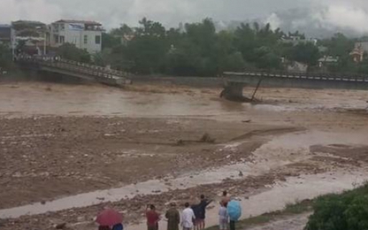 Cập nhật thông tin mưa lũ tại Yên Bái: Sập cầu Ngòi Thia
