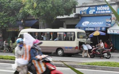 Đà Nẵng:Giao thông hỗn loạn do xe đón, trả khách không đúng nơi quy định