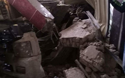 Xe đầu kéo nổ lốp tông vào nhà dân, 2 người thương vong