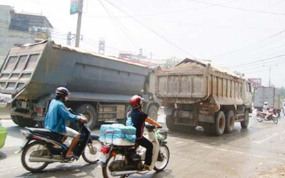 Xe tải chở vật liệu xây dựng làm xiếc trên đường quốc lộ