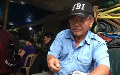 Người đàn ông 38 năm hành nghề vá áo mưa ở Huế