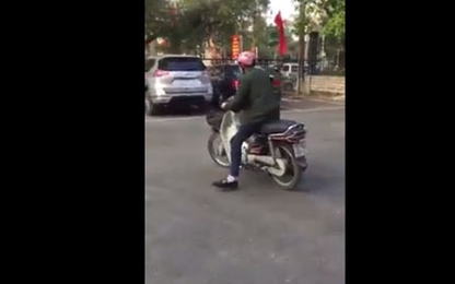 Cư dân mạng thích thú với clip chú trung niên lóng ngóng tập xe máy