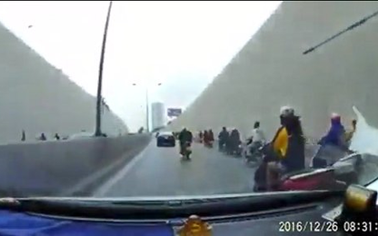 Clip: Ninja sang đường bất chấp nguy hiểm khiến nhiều tài xế phanh cháy lốp