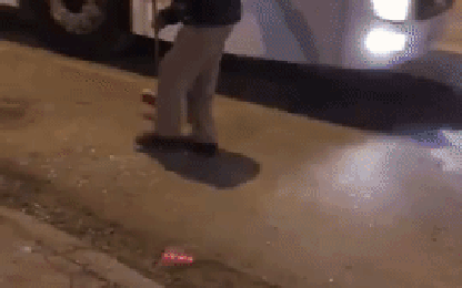 Tranh cãi người đàn ông quét mảnh kính vỡ trên đường xuống cống thoát nước
