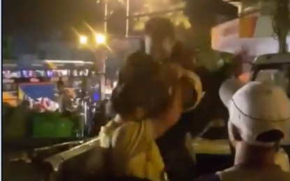 Xe tải bị lật nghiêng, tài xế nổi điên tát liên tiếp vào mặt CSGT