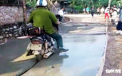 Bị ngăn cản vẫn thản nhiên đi xe máy vào đường đang đổ bêtông