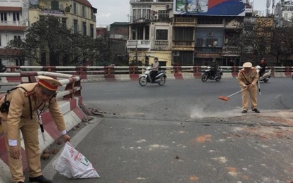 Dầm mình trong giá rét 10 độ, CSGT dọn đất thải trong giờ cao điểm