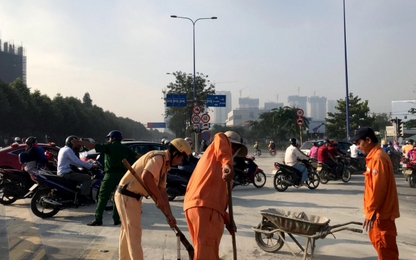 Hình ảnh đẹp CSGT quét dọn bùn, đất rơi vãi trên đường