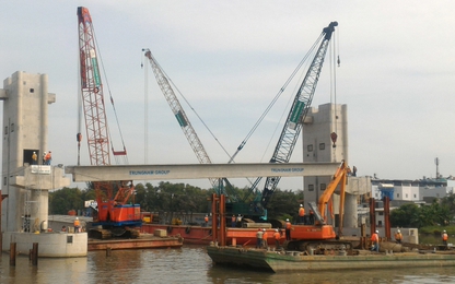 TP.HCM: Lắp đặt gác dầm cống kiểm soát triều Phú Xuân