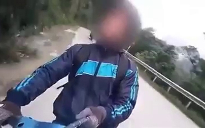 Clip: Phượt thủ một tay đổ đèo, một tay quay clip để đăng FB