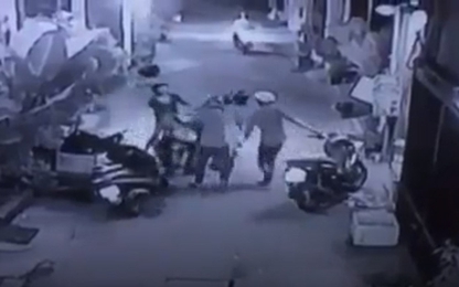 Clip: Nhóm thanh niên táo tợn dàn cảnh cướp xe máy đôi nam nữ