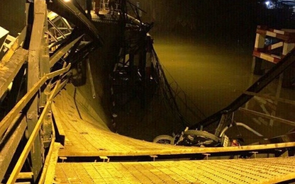 Sập cầu Long Kiểng: Xe tải và xe máy rơi xuống sông