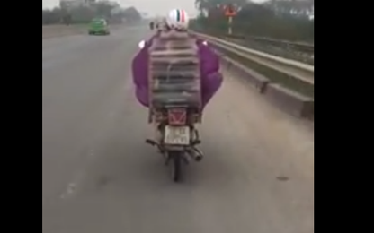 Chuyện giao thông hôm nay: mẹ Việt đèo con bằng 'lồng chim' để tránh rét