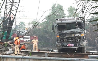 Trục vớt xong chiếc xe ben 15 tấn gây sập cầu Long Kiểng