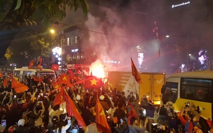 Người dân cả nước tràn ra đường hò reo chiến thắng của U23 Việt Nam