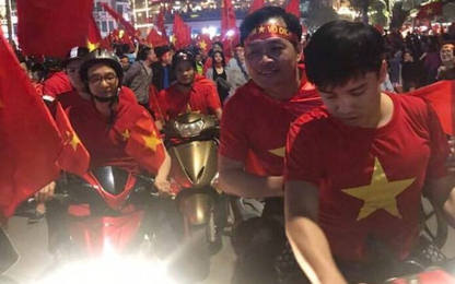 Clip: CSGT điều khiển xe chuyên dụng chở cổ động viên đi ăn mừng U23