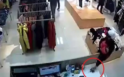 Clip: Người đàn ông bế trẻ nhỏ trên tay trộm iPhone nhanh như chớp