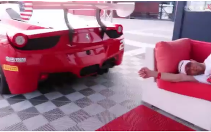 Mang siêu xe Ferrari 458 nẹt pô đánh thức đồng nghiệp