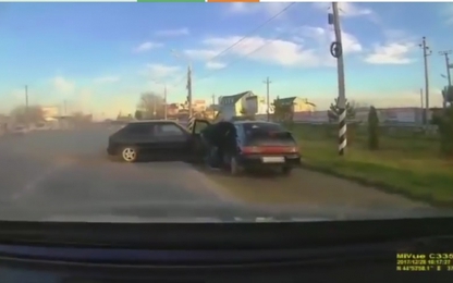 Tài xế đang mở cửa xe bị ôtô khác đâm bay