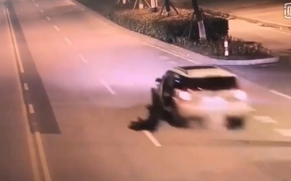 Vợ lái ô tô đánh rơi chồng ra ngoài mà không biết