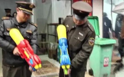 Cảnh sát Trung Quốc mang súng nước đi làm nhiệm vụ