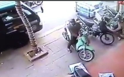 Ngỡ ngàng cảnh đạo chích bẻ khoá xe SH chưa đến vài giây