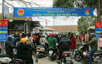 50 người trông xe miễn phí cho người dân đi lễ ở Hà Nội