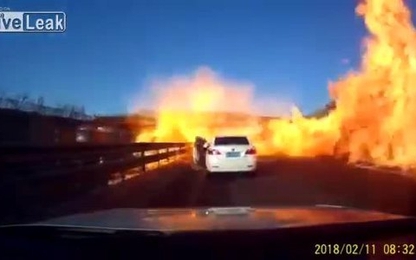 Biển lửa nuốt chửng ôtô trên cao tốc