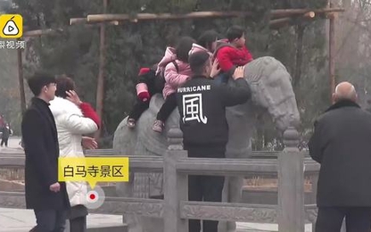 Du khách Trung Quốc cố tình cưỡi ngựa đá 1.000 năm tuổi
