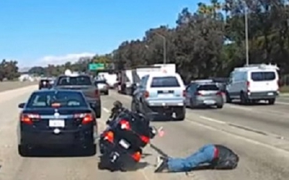 Tay lái môtô phân khối lớn ngã úp mặt xuống đường