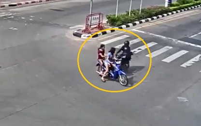 Clip: Sang đường bất cẩn, 2 cô gái điều khiển xe máy bị húc văng