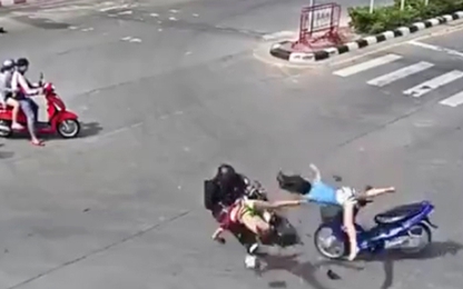 Sang đường bất cẩn, hai cô gái đi xe máy bị đâm bay