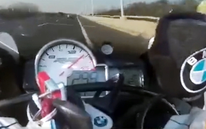 Thanh niên không bằng lái phóng môtô 300 km/h trên cao tốc Trung Quốc