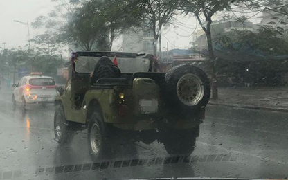 Nỗi khổ của tài xế đi ôtô mui trần quên xem dự báo thời tiết