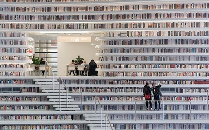 Bên trong thư viện khổng lồ có cả núi sách cho khách trèo lên