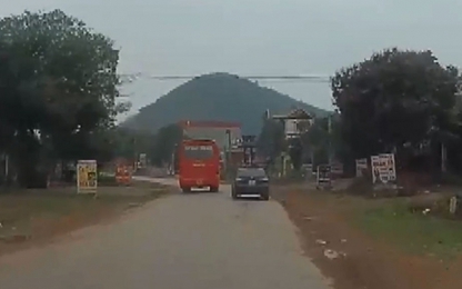 Clip: Xe khách vượt kiểu 'giết người' khi lên dốc