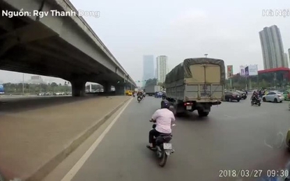 Clip người đàn ông thoát chết sau khi trượt ngã ngay sát bánh xe tải