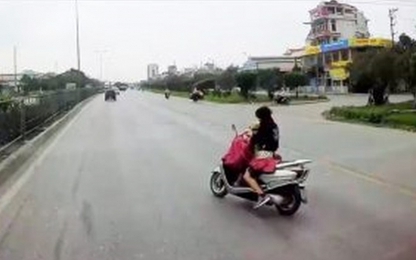 Clip: Thót tim cảnh nữ "ninja" vừa chở con nhỏ vừa "làm xiếc"