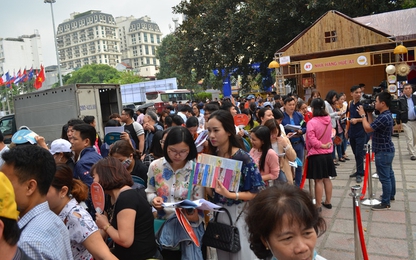 Hàng trăm người xếp hàng săn vé máy bay giá rẻ tại Hà Nội