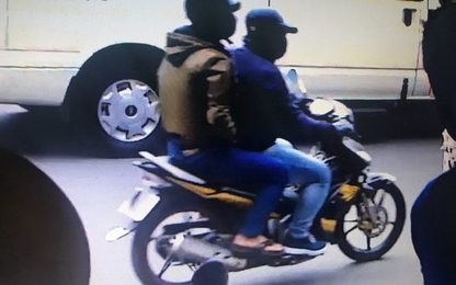 Camera ghi hình hai tên cướp ngân hàng ở TP HCM
