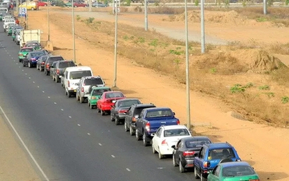 Tài xế Nigeria xếp hàng cả cây số, chờ 12 tiếng để đổ xăng