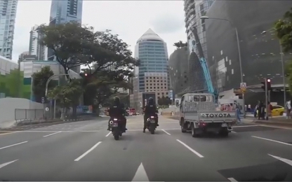 Cảnh sát đi môtô tự ngã xe khi dừng đèn đỏ