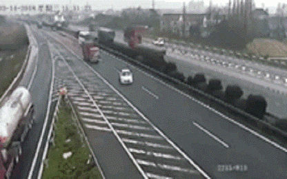 Xe tải lật nhào vì tránh xe hơi dừng trên cao tốc ở TQ