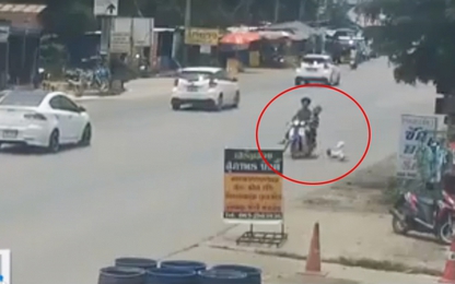 Bố mẹ đi xe máy, đánh rơi con nhỏ xuống đường