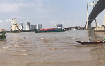 Trục vớt thành công sà lan chìm trên sông Sài Gòn
