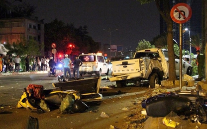 Ôtô mất lái tông hàng loạt xe máy dừng đèn đỏ, một người tử vong